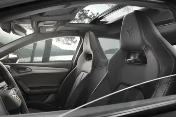 Vista de los asientos deportivos del CUPRA León, destacando su ergonomía y diseño exclusivo.