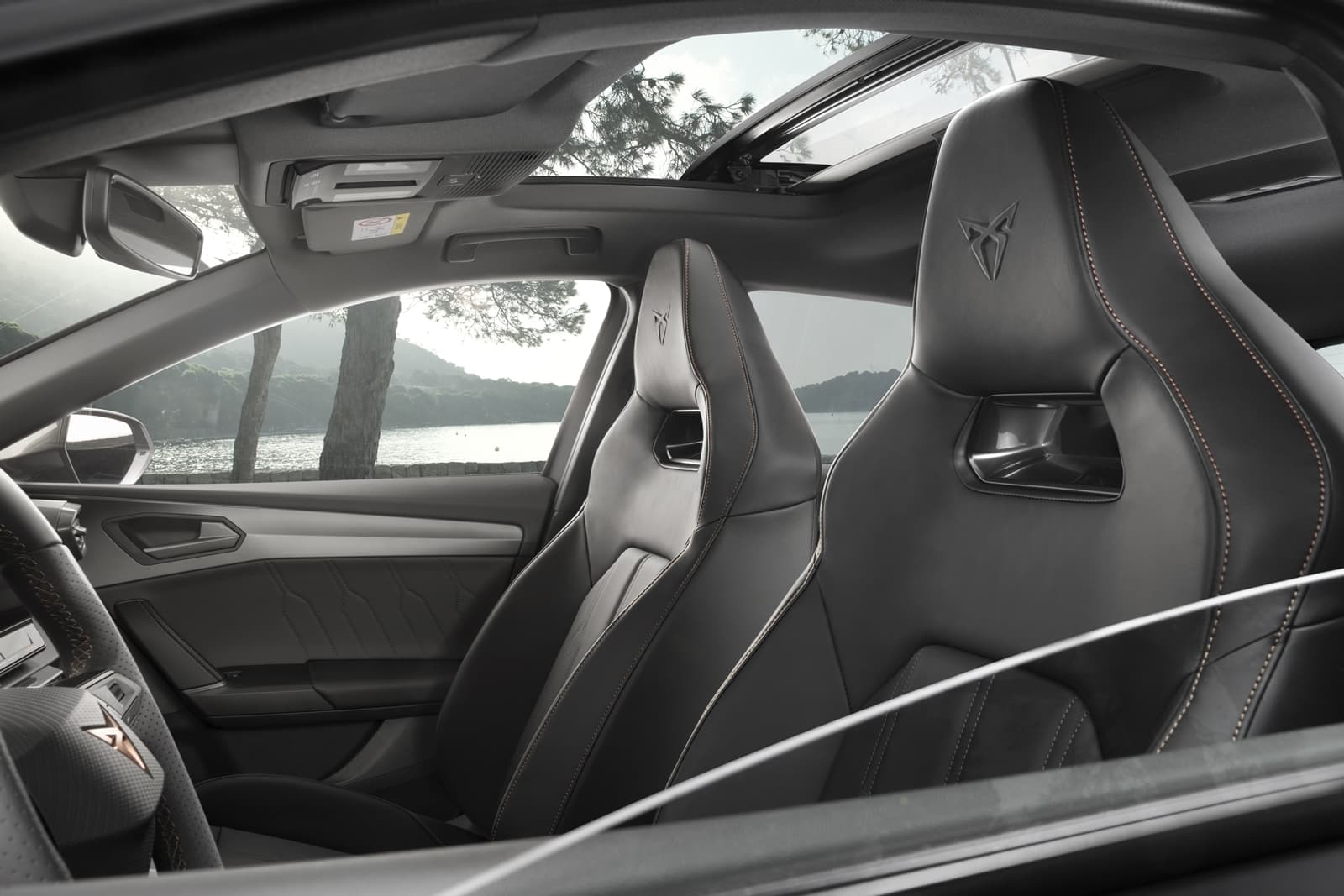 Vista de los asientos deportivos del CUPRA León, destacando su ergonomía y diseño exclusivo.