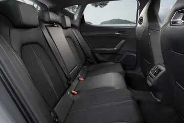 Vista de los asientos traseros del CUPRA León, destacando su diseño y acabados.