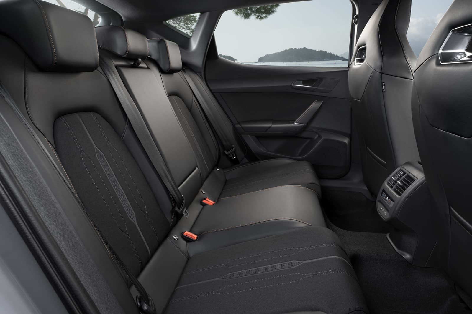Vista de los asientos traseros del CUPRA León, destacando su diseño y acabados.