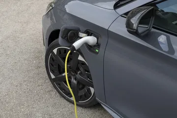 Vista del sistema de carga del CUPRA León, destacando su compatibilidad con la movilidad eléctrica.