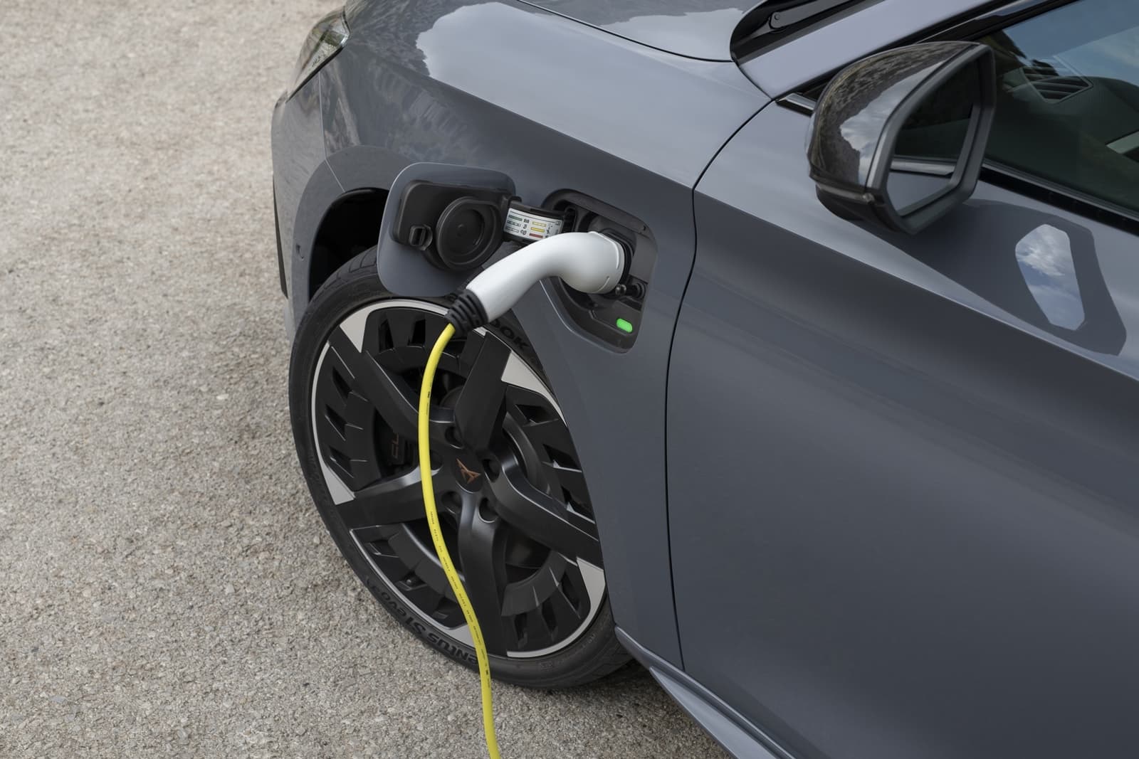 Vista del sistema de carga del CUPRA León, destacando su compatibilidad con la movilidad eléctrica.