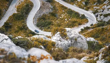 Vista aérea de carreteras serpentinas, sin presencia clara del CUPRA Formentor.