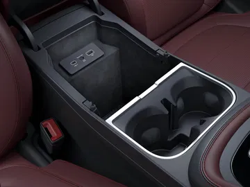 Vista detallada de la consola central del Jaguar E-PACE con portavasos.