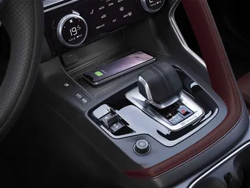 Vista de la consola central del Jaguar E-PACE con cambio automático.