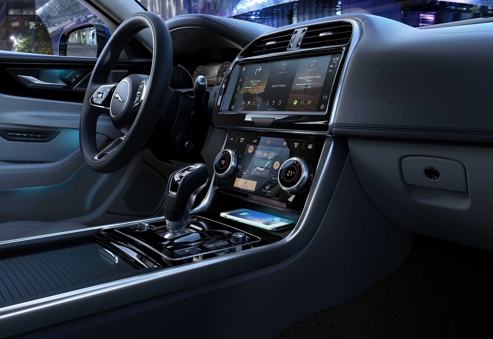 Vista de la consola central en cabina Jaguar XE, con pantalla táctil y controles.