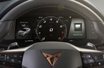 Cuadro de instrumentos digitalizado del CUPRA Formentor con indicadores activos.