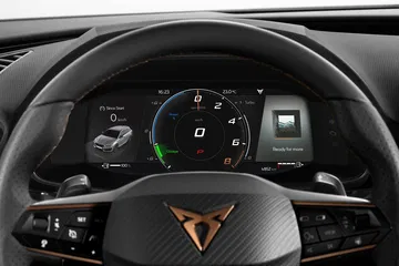 Vista del panel de instrumentos digital con enfoque al logo CUPRA.
