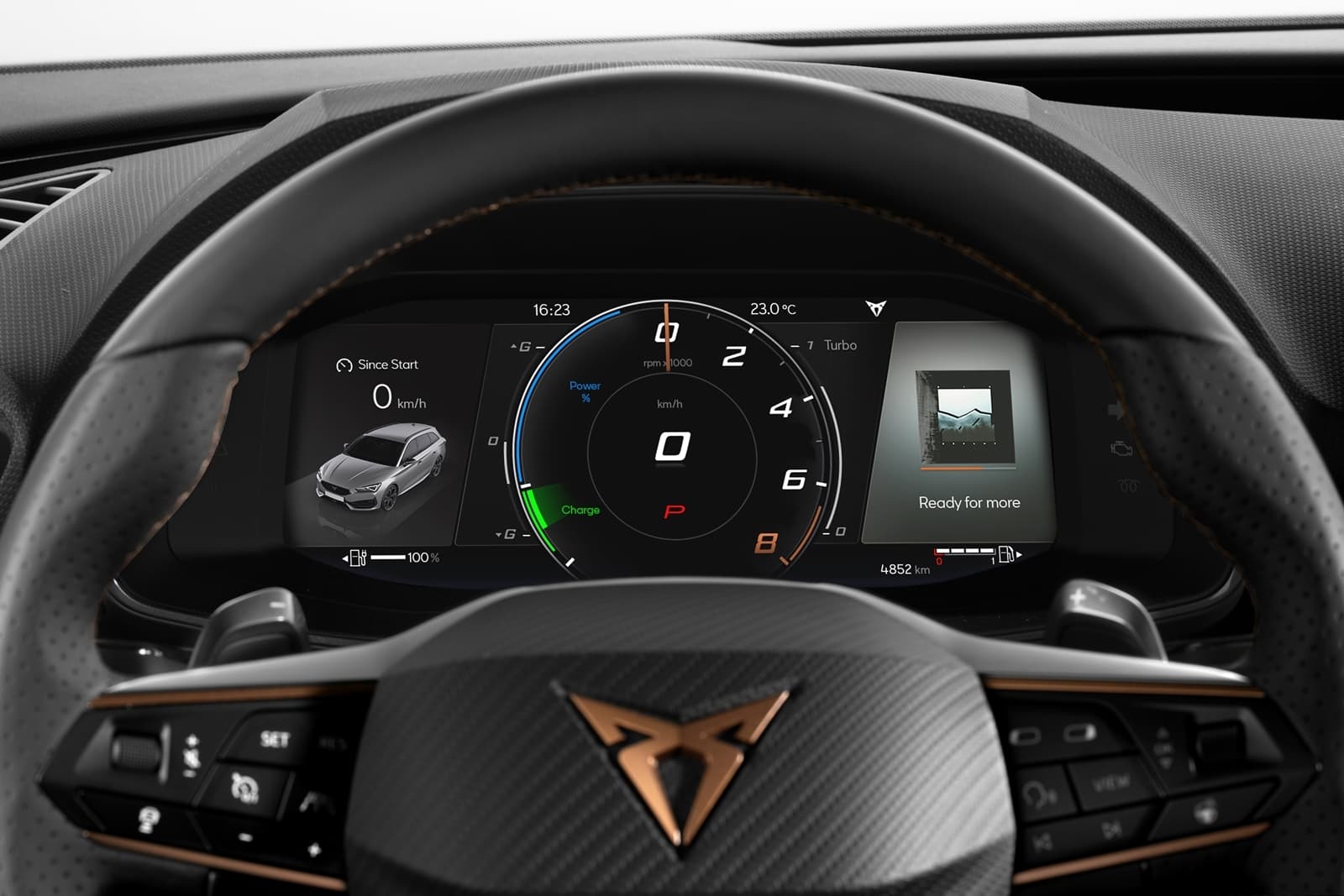 Vista del panel de instrumentos digital con enfoque al logo CUPRA.
