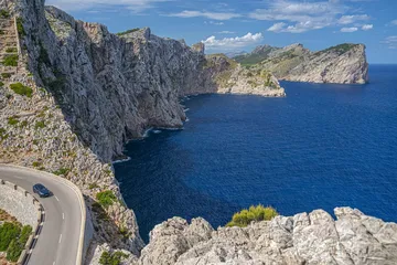 Vista dinámica del CUPRA Formentor circulando por una carretera costera.
