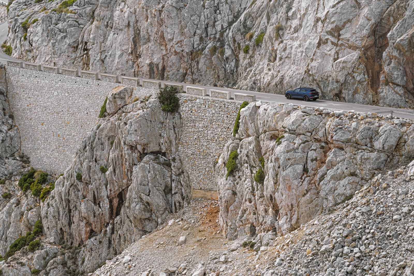 Vista lateral del CUPRA Formentor en una carretera de montaña