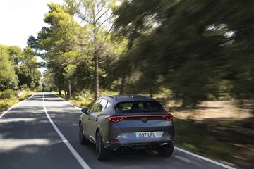 El CUPRA Formentor muestra su firmeza y diseño dinámico en movimiento.