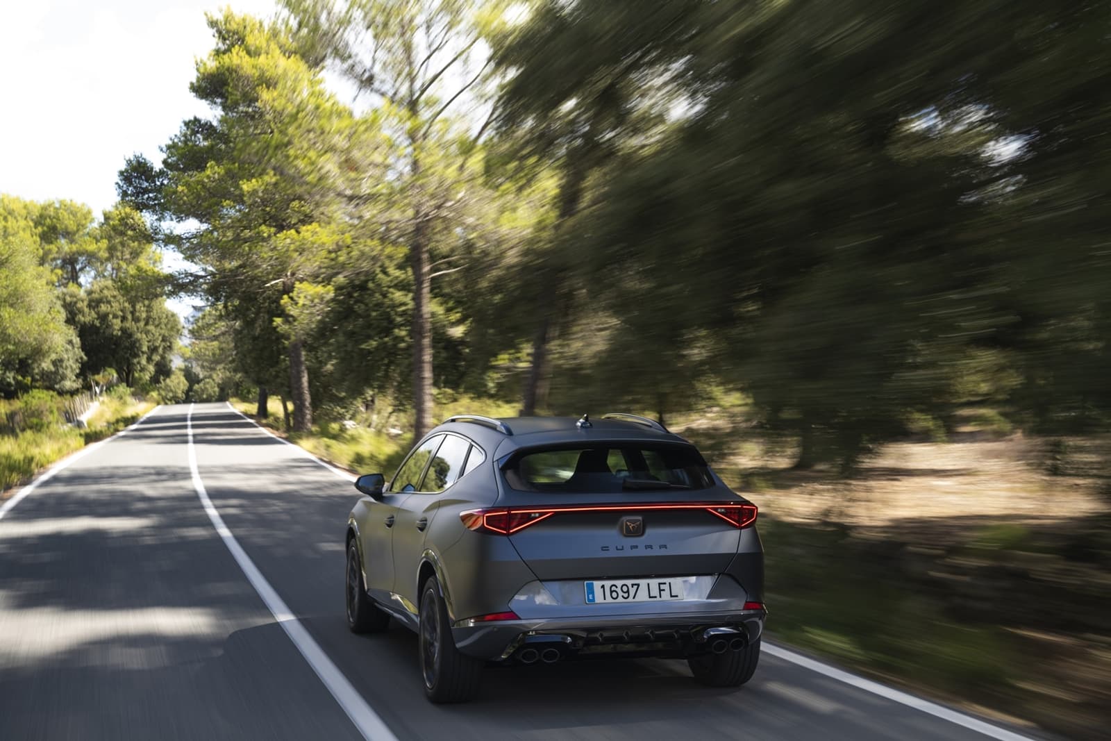 El CUPRA Formentor muestra su firmeza y diseño dinámico en movimiento.