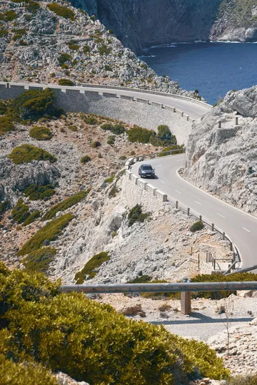 CUPRA Formentor dominando curvas en entorno montañoso