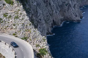 El CUPRA Formentor domina las curvas con agilidad y dinamismo.