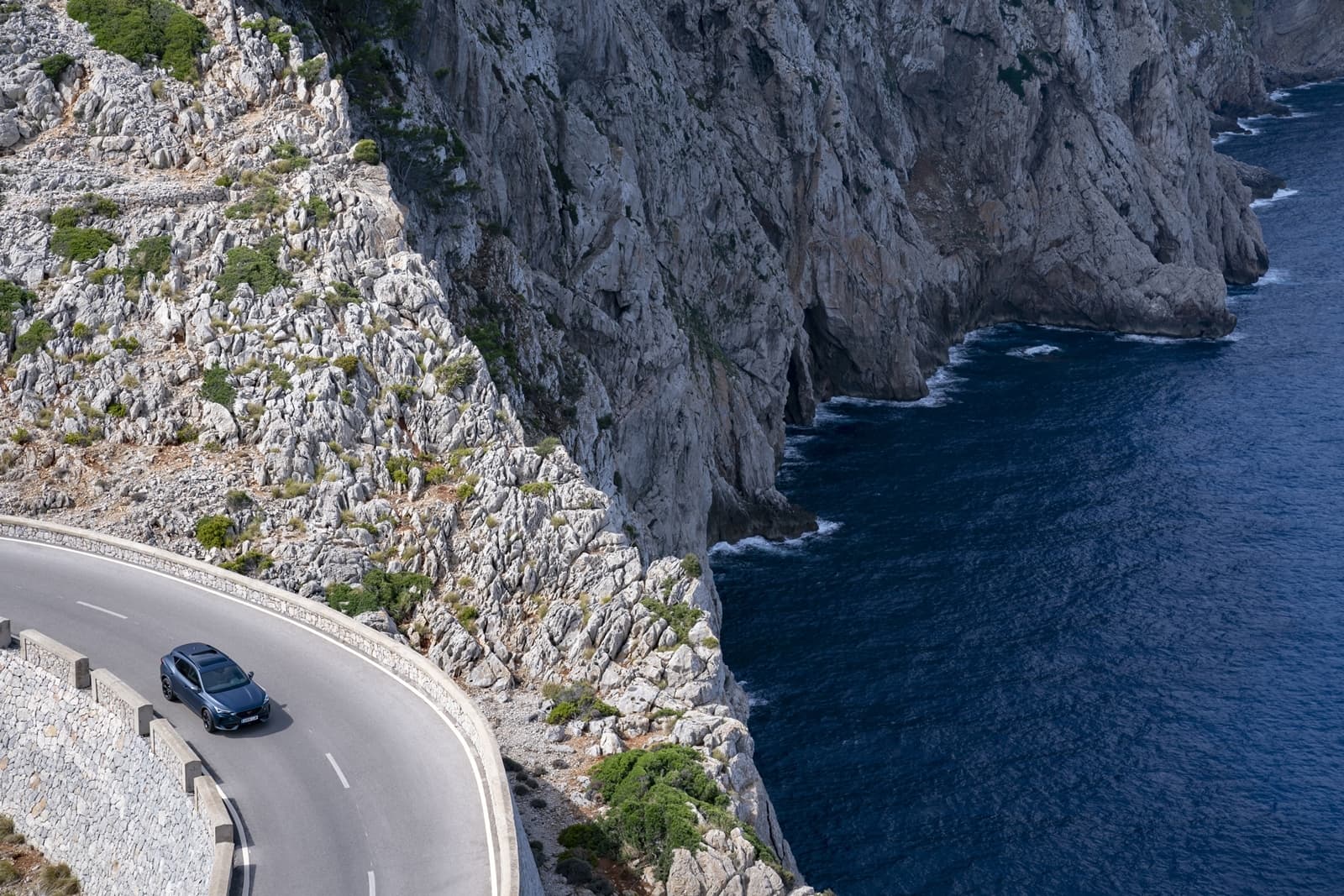 El CUPRA Formentor domina las curvas con agilidad y dinamismo.