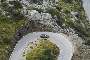 CUPRA Formentor trazando una curva en entorno de montaña.