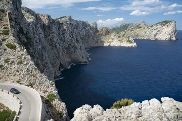 Vista lateral del CUPRA Formentor en carretera serpenteante con paisaje costero.