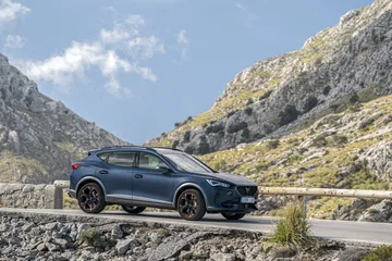 Vista lateral del CUPRA Formentor apreciando su diseño dinámico.