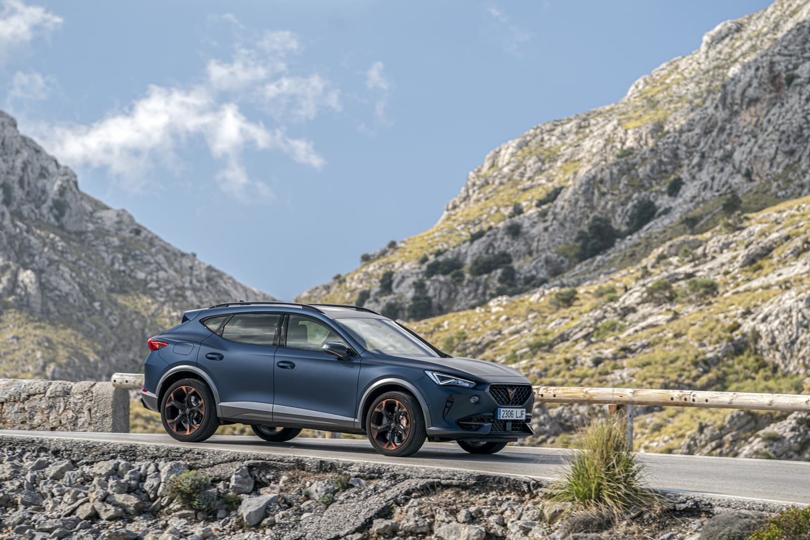 Vista lateral del CUPRA Formentor apreciando su diseño dinámico.
