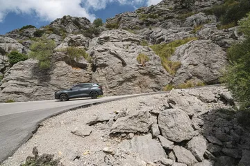 CUPRA Formentor demostrando su estabilidad y diseño en carretera de montaña.