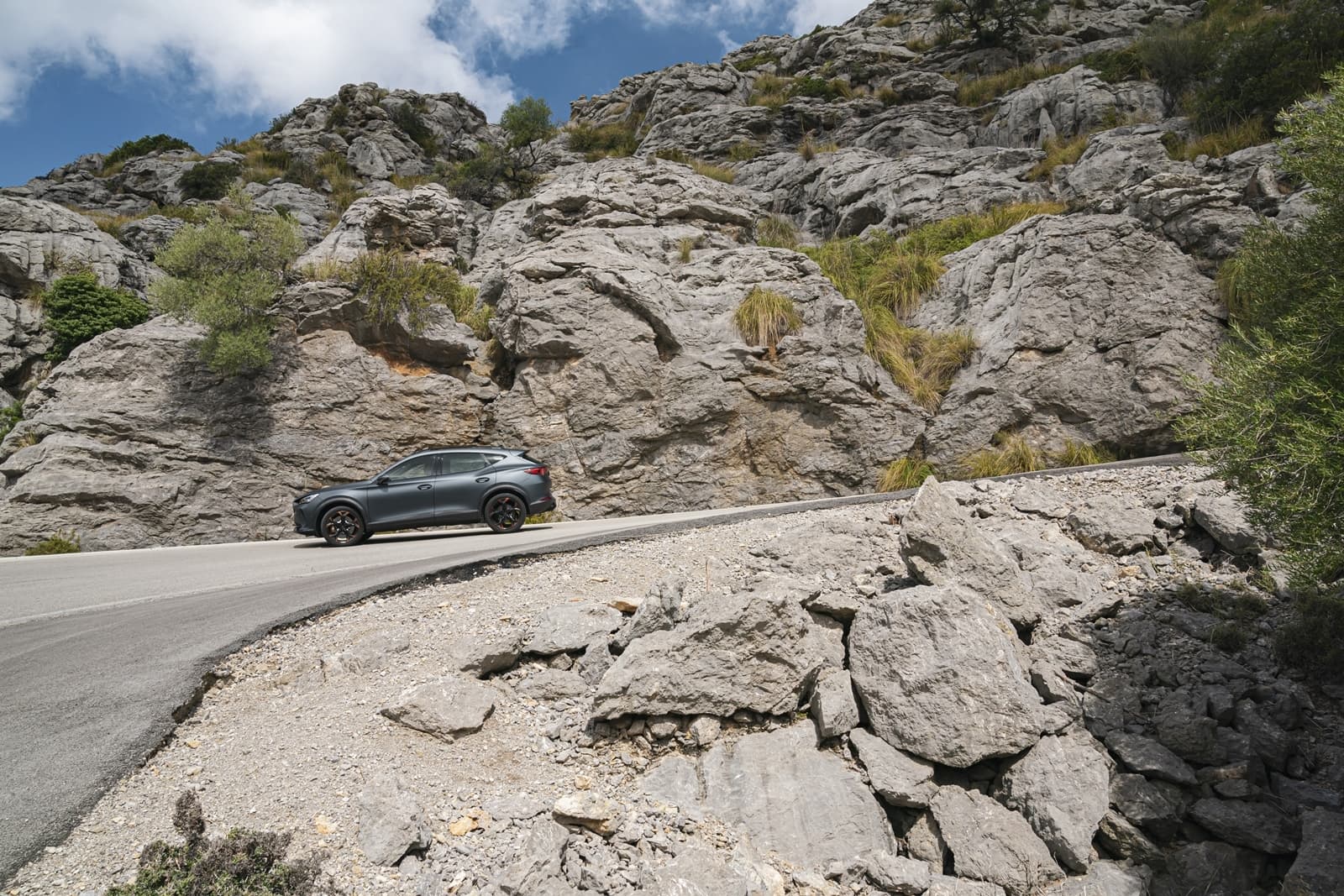 CUPRA Formentor demostrando su estabilidad y diseño en carretera de montaña.
