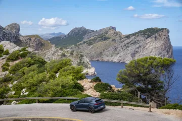 Vista lateral del CUPRA Formentor en un entorno costero.