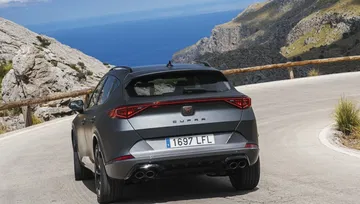 Vista trasera y lateral del CUPRA Formentor destacando su diseño dinámico.