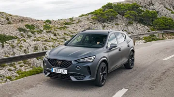 Vista angular del CUPRA Formentor resaltando su diseño deportivo