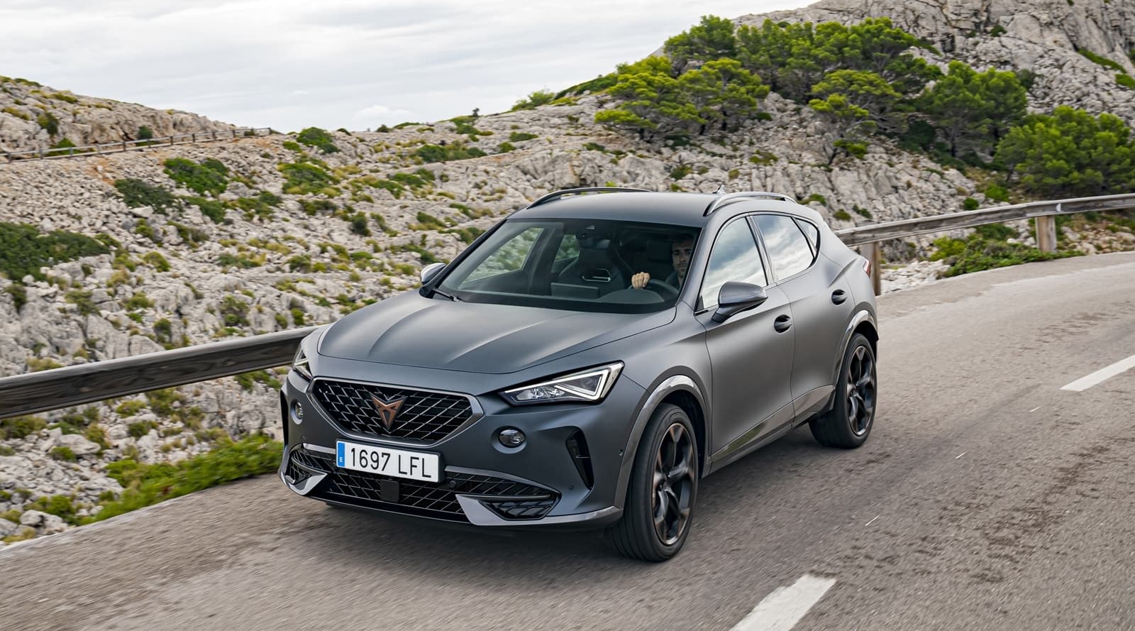 Vista angular del CUPRA Formentor resaltando su diseño deportivo