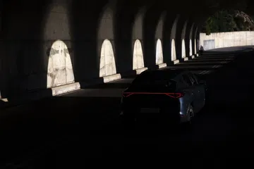 Perfil del CUPRA Formentor destacando su diseño lateral en un túnel iluminado.