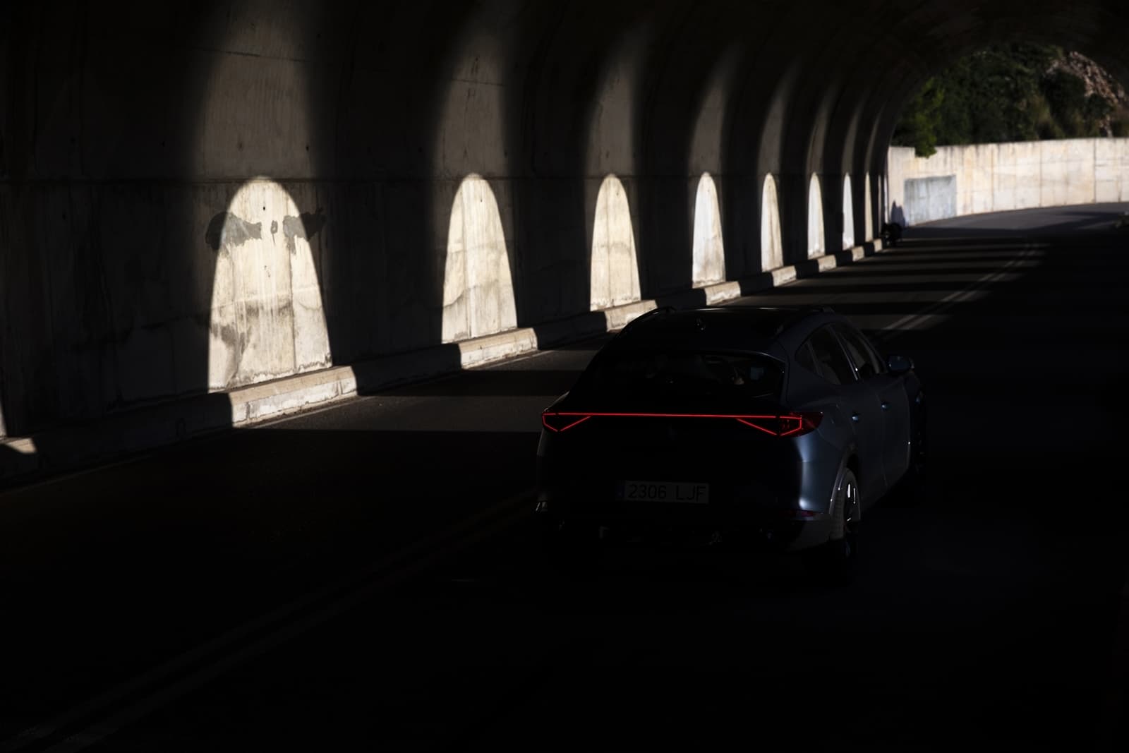 Perfil del CUPRA Formentor destacando su diseño lateral en un túnel iluminado.
