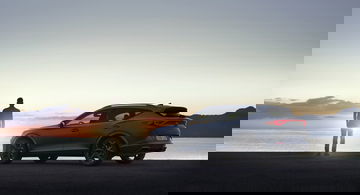 Silueta elegante del CUPRA Formentor al atardecer, mostrando un perfil dinámico.