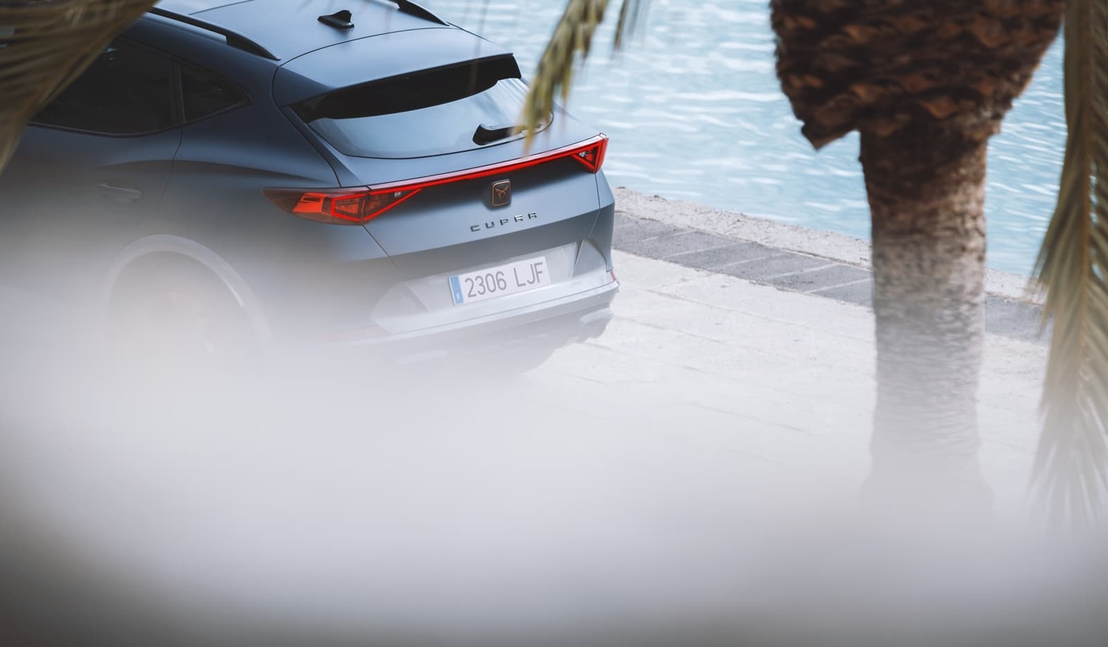 Vista trasera del CUPRA Formentor destacando su diseño y luces LED.