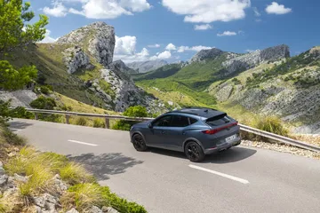Vista trasera y lateral del CUPRA Formentor en carretera de montaña