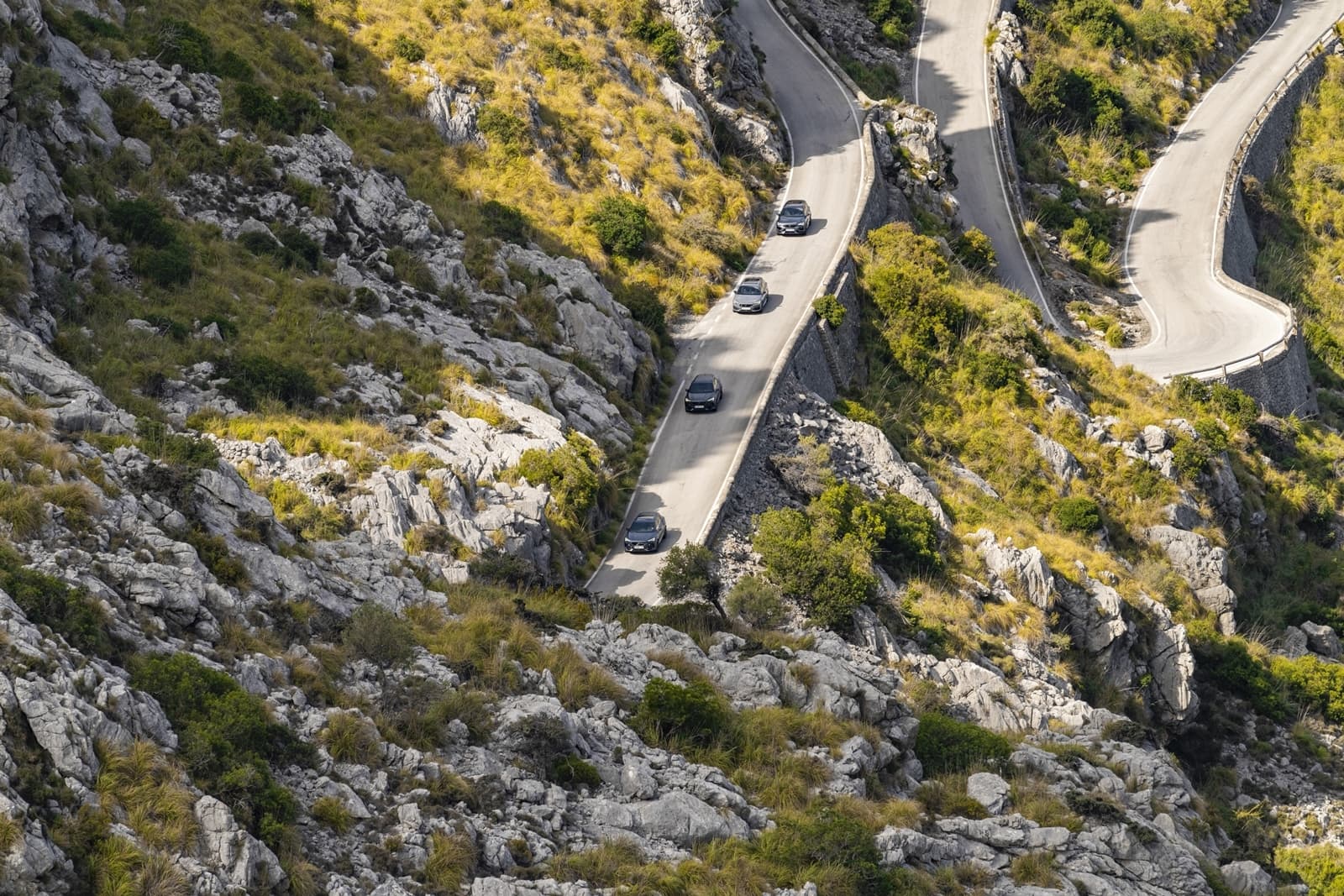 Vista aérea del CUPRA Formentor en carretera de montaña.
