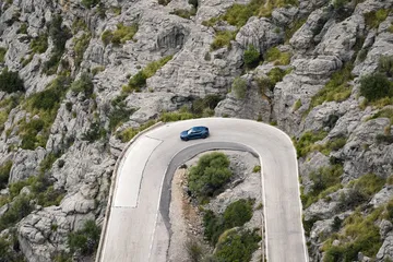 Vista aérea del CUPRA Formentor destacando su diseño en carretera serpenteante.