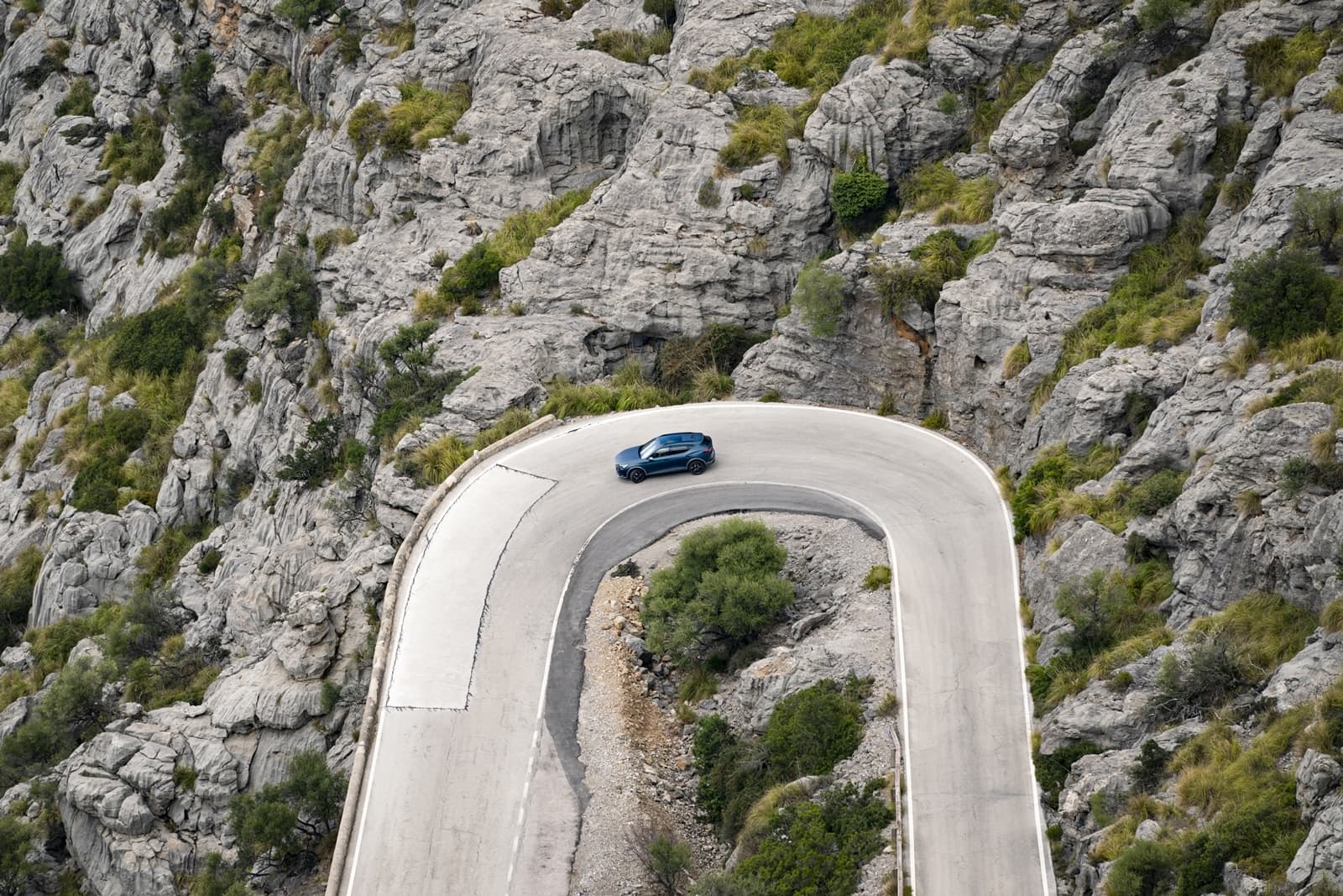 Vista aérea del CUPRA Formentor destacando su diseño en carretera serpenteante.