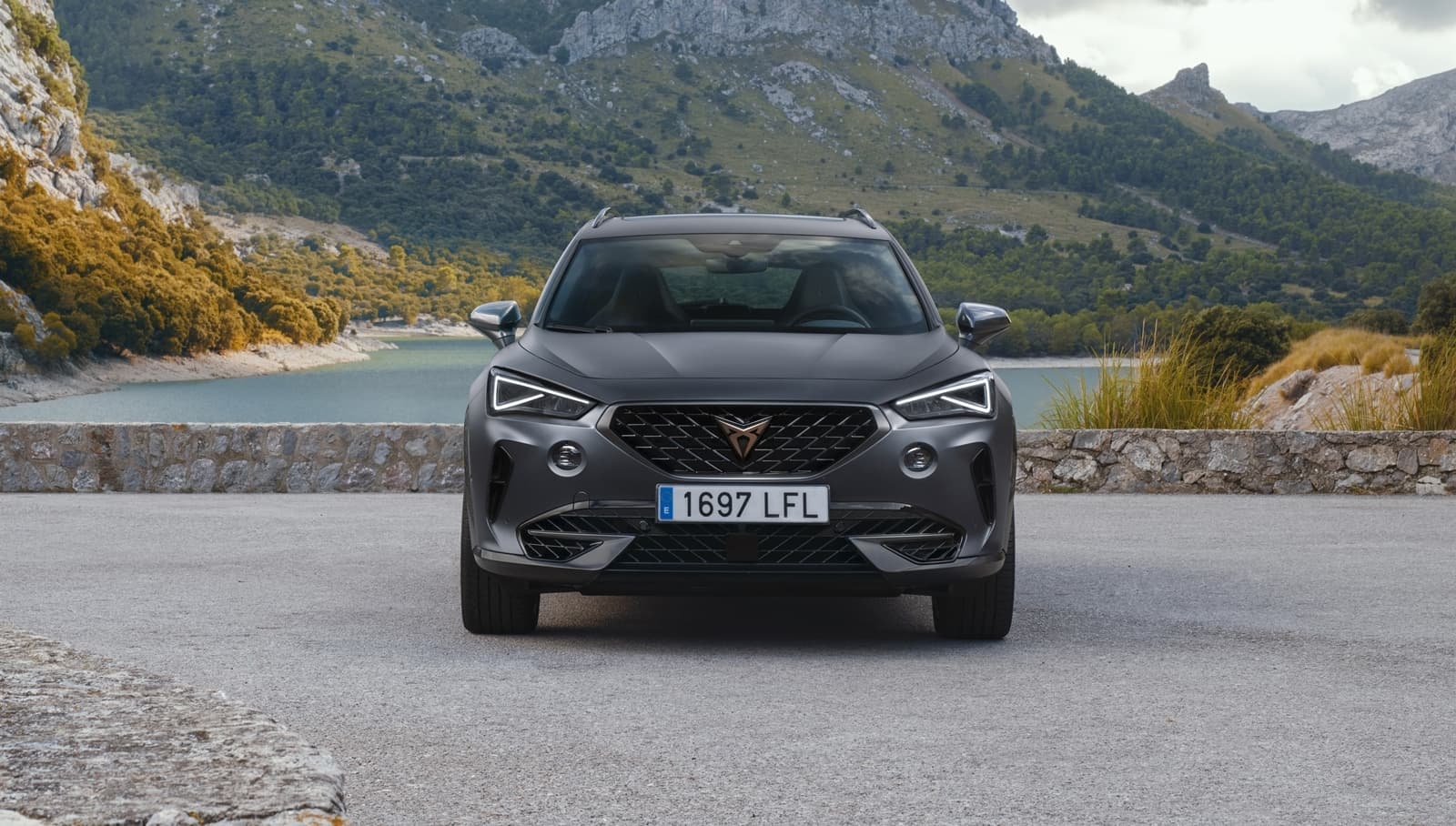 Vista frontal del CUPRA Formentor destacando su diseño agresivo