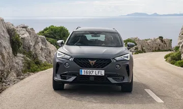 Vista frontal del CUPRA Formentor, destacando su parrilla y ópticas agresivas.