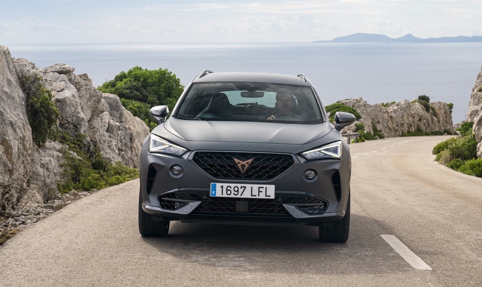 Vista frontal del CUPRA Formentor, destacando su parrilla y ópticas agresivas.