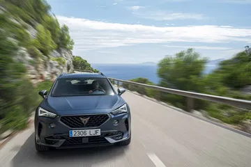 Vista frontal del CUPRA Formentor en movimiento, destacando su diseño deportivo.