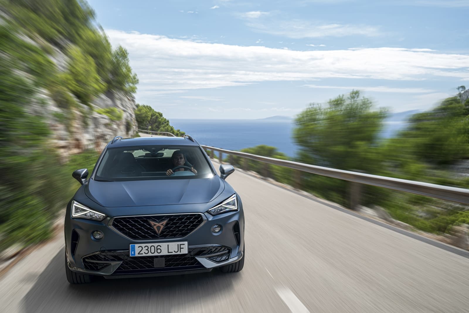 Vista frontal del CUPRA Formentor en movimiento, destacando su diseño deportivo.