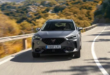 Vista frontal del CUPRA Formentor en movimiento, mostrando su diseño deportivo.