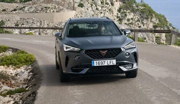 Vista dinámica del CUPRA Formentor en carretera, enfocando el frontal y lateral.