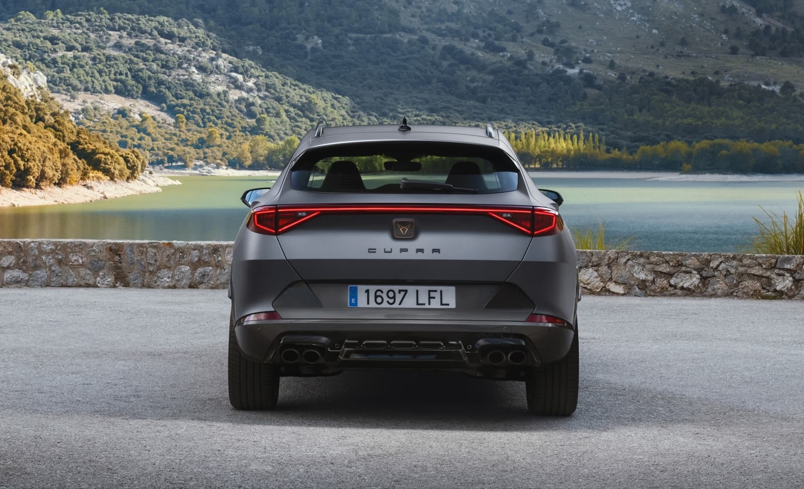 Vista trasera del CUPRA Formentor, destacando su diseño deportivo.
