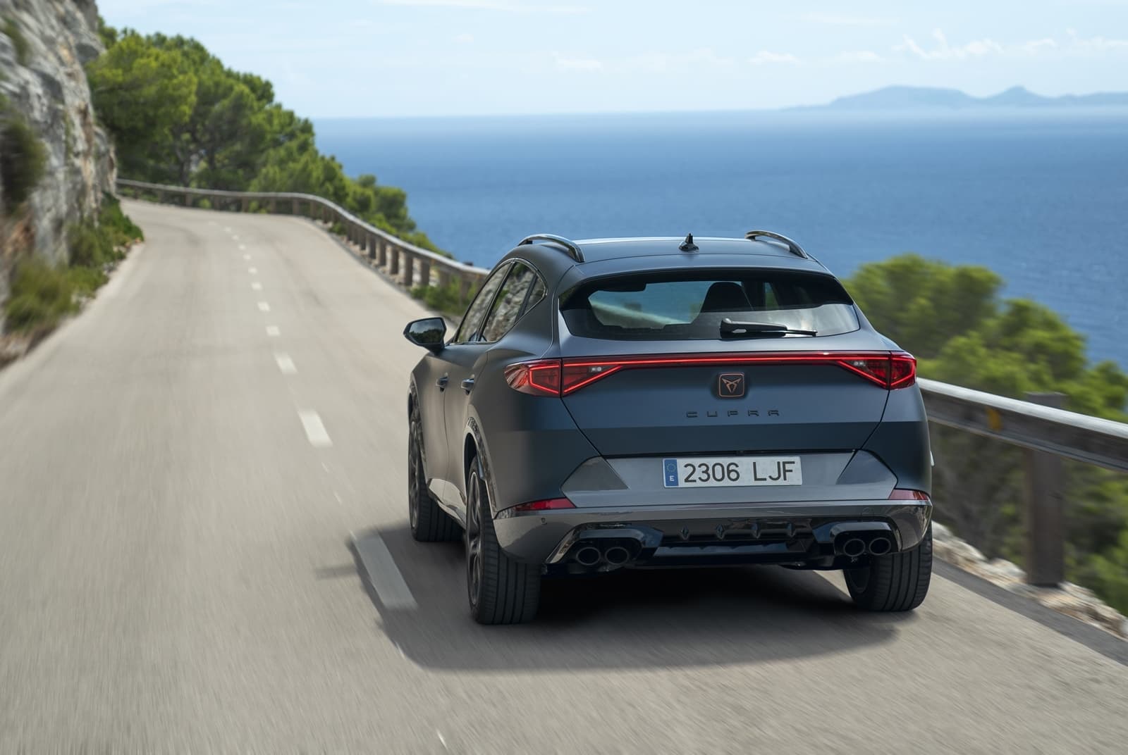 CUPRA Formentor mostrando su dinámica silueta trasera y lateral en carretera.