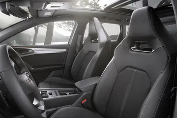 Asientos deportivos CUPRA León con costuras en contraste.