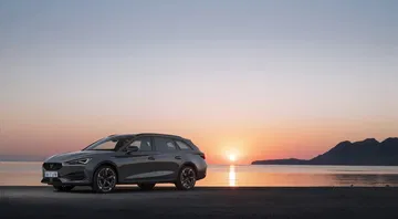 CUPRA León capturado en un entorno sereno al atardecer, destacando su silueta lateral.