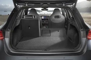 Amplio maletero del CUPRA León con configuración de asientos abatidos.